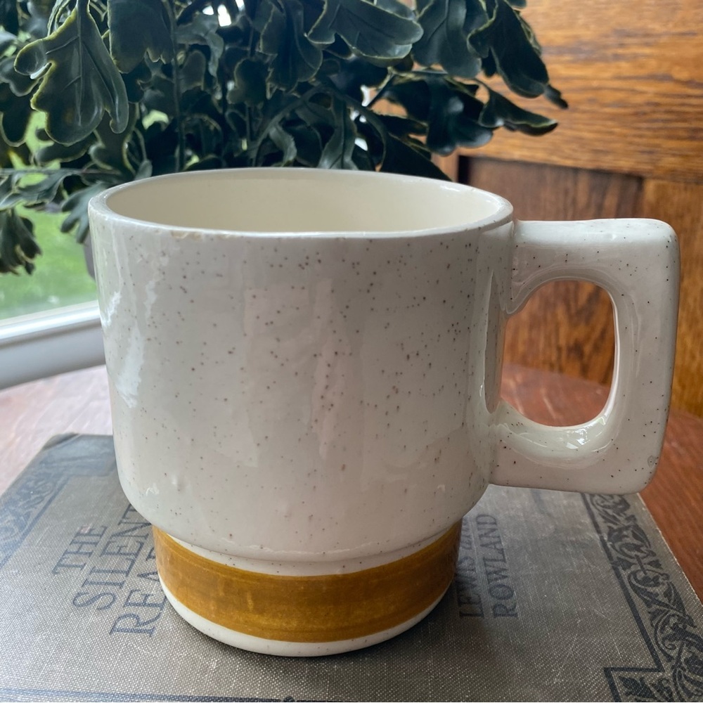 Liangl Trenton, NJ Speckled White and Tan Hand Painted Ceramic Mug EUC